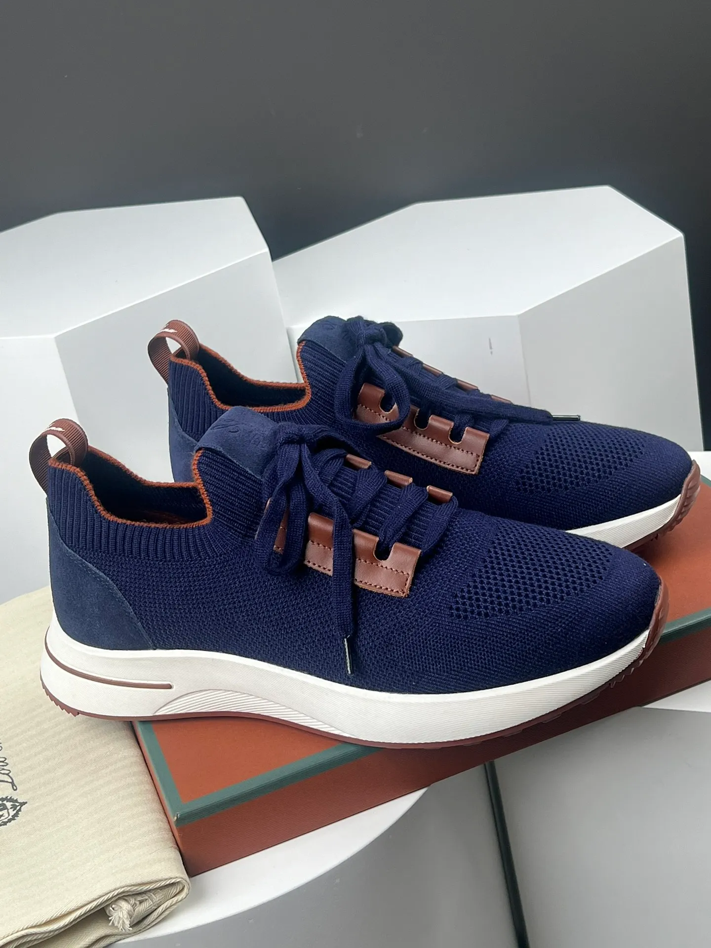 Factory price 420💰L men's shoes💰New product on sale Loro men's shoes💰iana knitted sneakers｜Made of Wish wool blended fabric｜The upper is made of unique knitted fabric production technology｜Comprehensive one-to-one restoration of the counter process｜Additional original molded rubber three-color combination technology outsole｜Size: 39-44 (customized at 45.46)